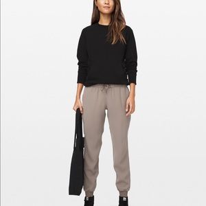 NWT On the Fly Jogger *WOVEN